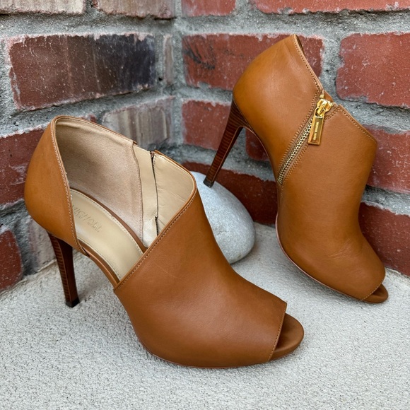 MICHAEL MICHAEL KORS
Elodie Leather Peep Toe Side Zip Shooties Sz 9 - Picture 2 of 13